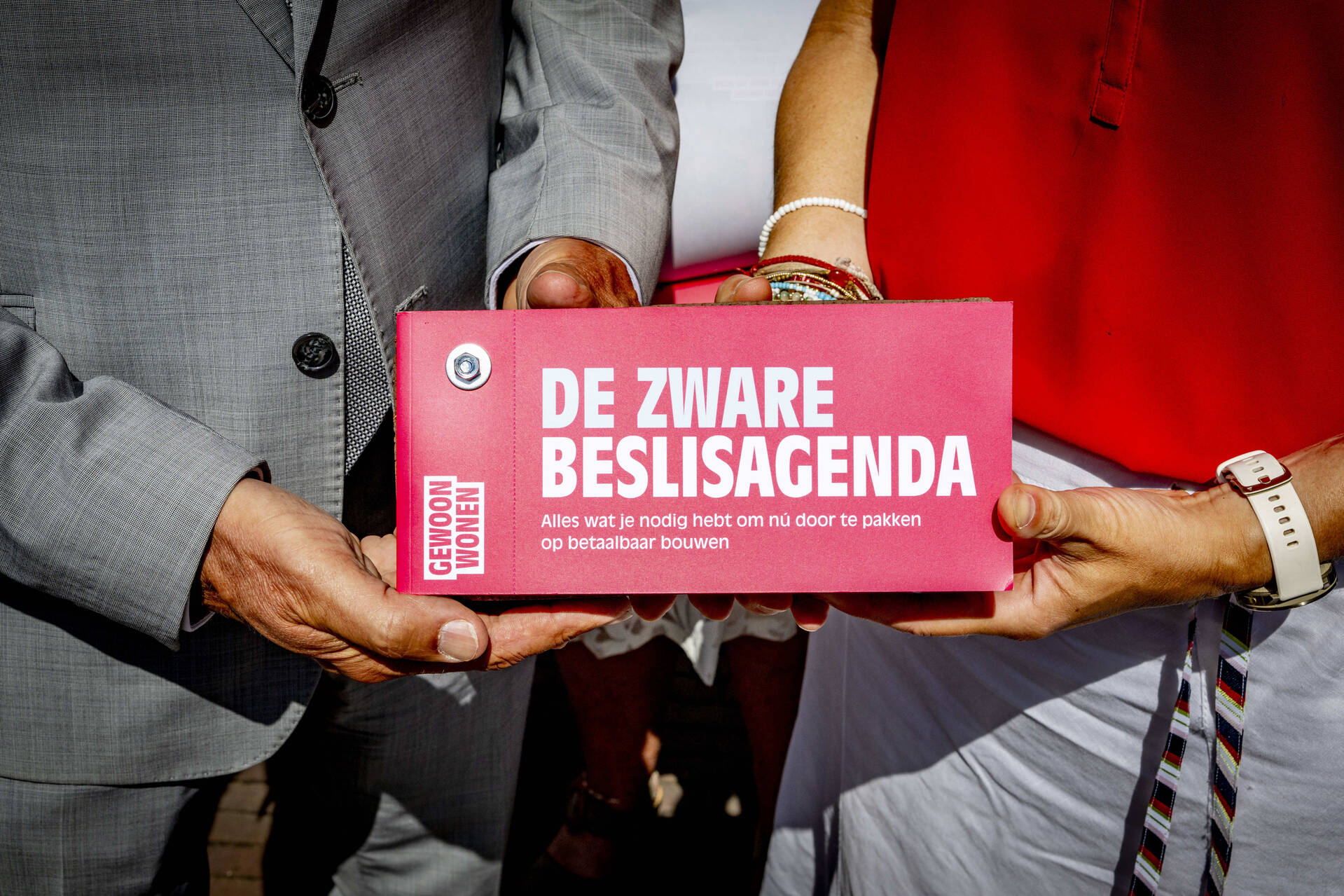 De petitie bestond uit een boekje, verzwaard met een baksteen