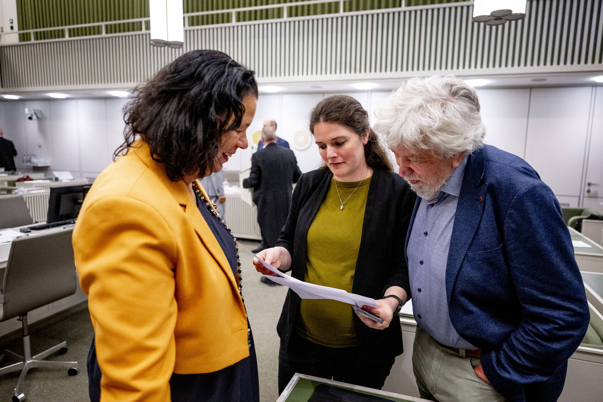 De aangenomen moties zijn van BBB-senator Van Langen (links) en SP-senator Van Aelst (midden)