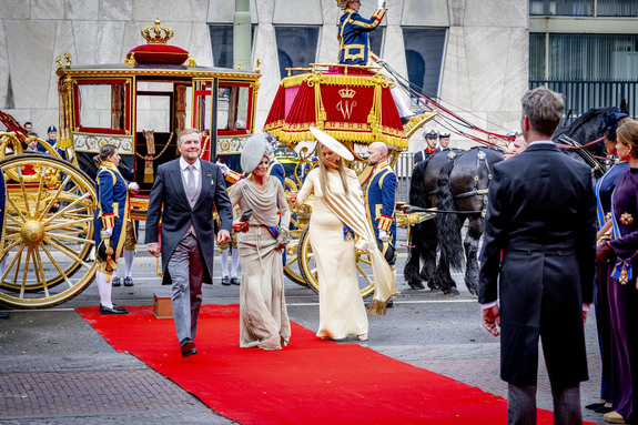 De commissie van in- en uitgeleide staat klaar wanneer de Koninklijke Stoet bij de Schouwburg arriveert. 