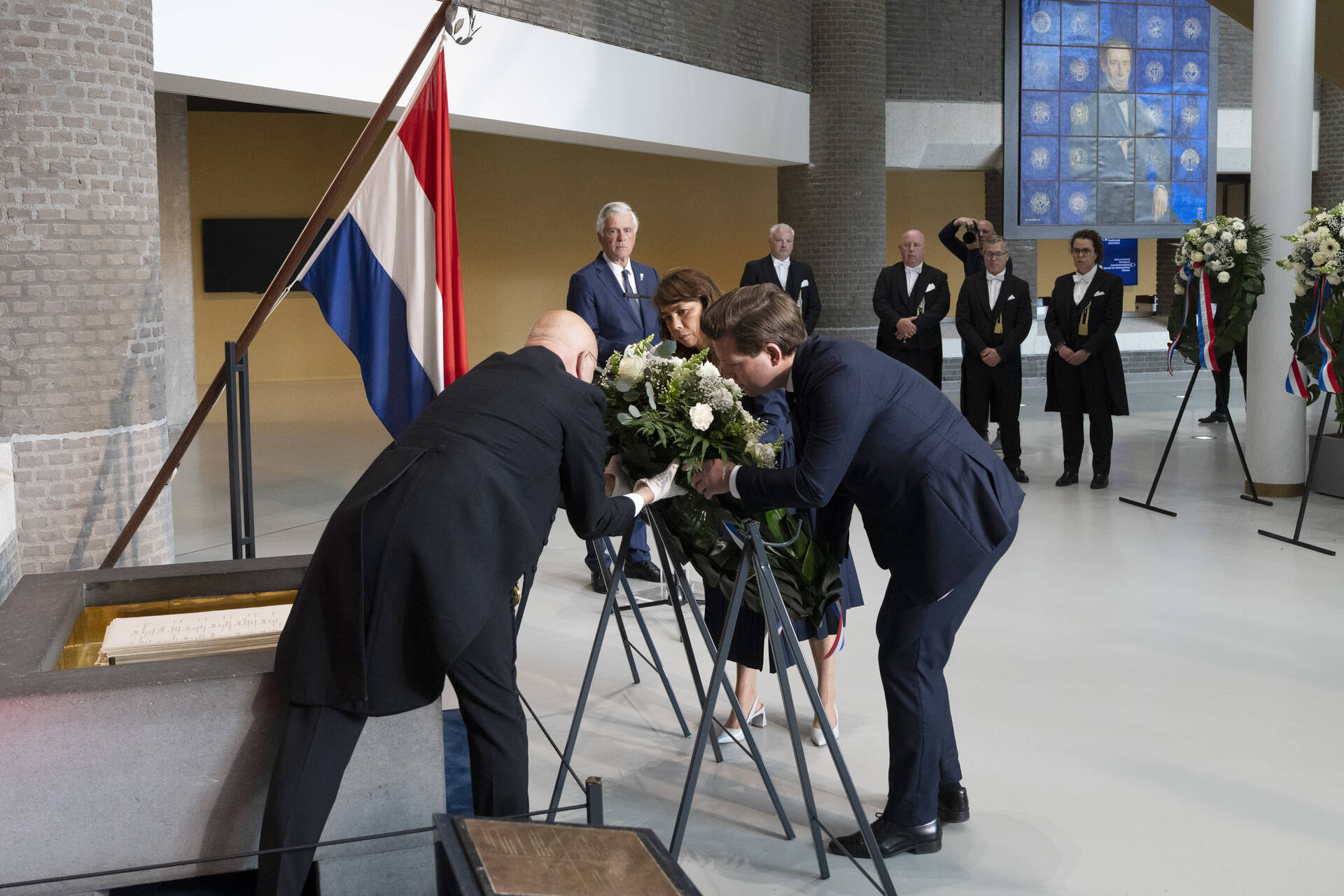 De Kamervoorzitters leggen een krans